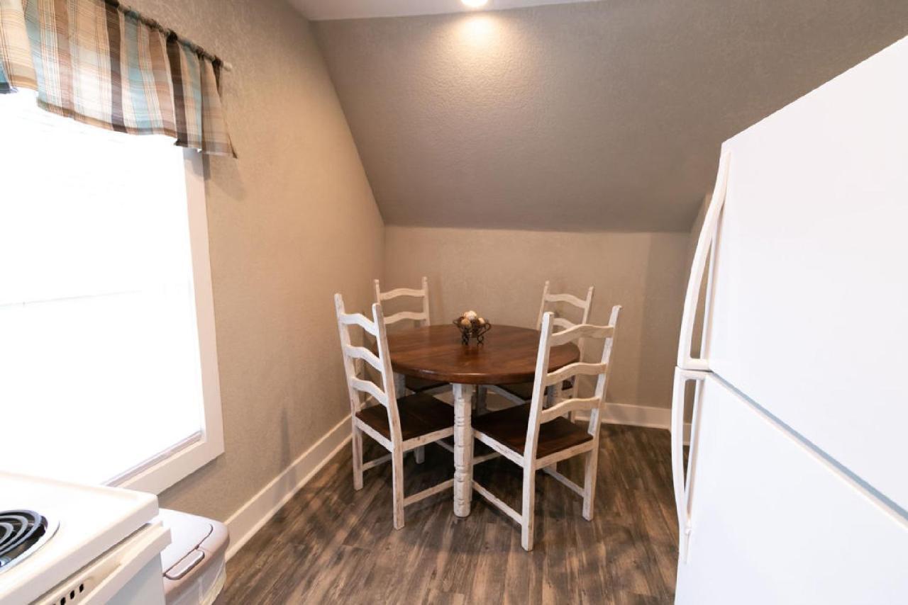 Spacious Rustic Downtown Market St 1 Bedroom Apt, Sleeps Up To 5, Steps To Honeywell & Eagles Theatre Wabash المظهر الخارجي الصورة