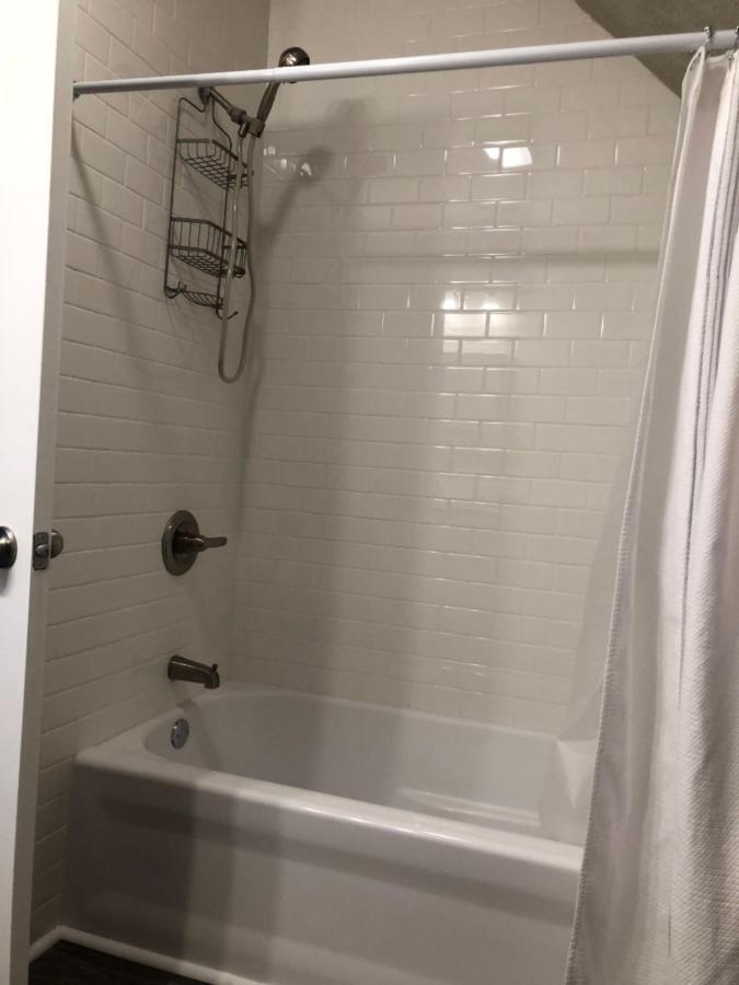 Spacious Rustic Downtown Market St 1 Bedroom Apt, Sleeps Up To 5, Steps To Honeywell & Eagles Theatre Wabash المظهر الخارجي الصورة