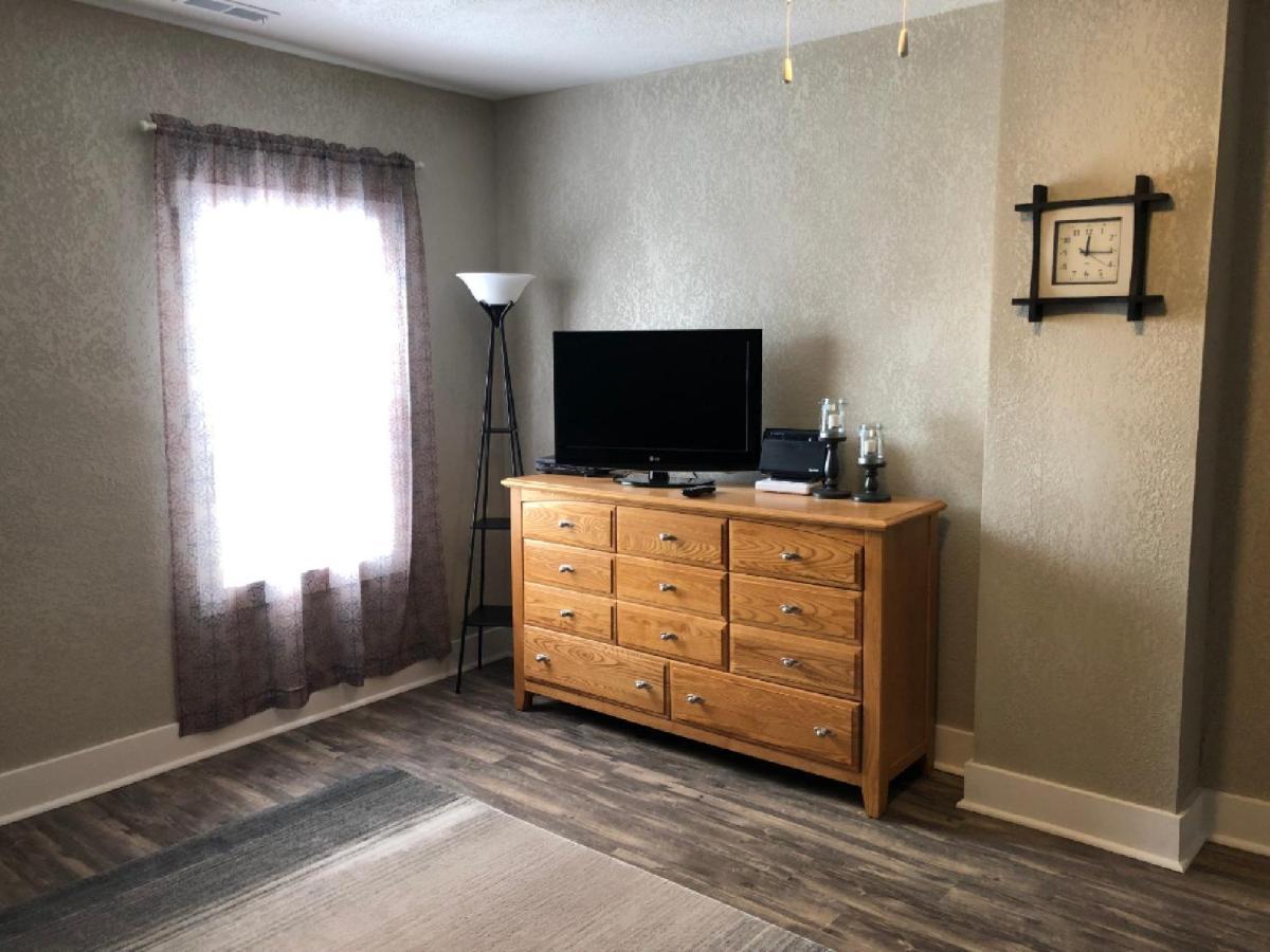 Spacious Rustic Downtown Market St 1 Bedroom Apt, Sleeps Up To 5, Steps To Honeywell & Eagles Theatre Wabash المظهر الخارجي الصورة