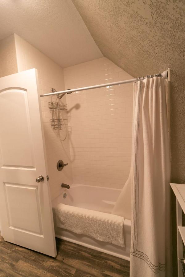 Spacious Rustic Downtown Market St 1 Bedroom Apt, Sleeps Up To 5, Steps To Honeywell & Eagles Theatre Wabash المظهر الخارجي الصورة